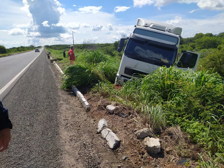 Caminhão tomba na BR 316 em Geminiano