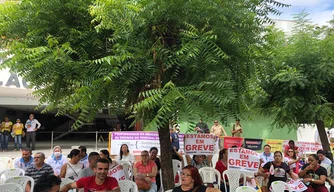 Protesto dos professores grevistas na Câmara de Teresina