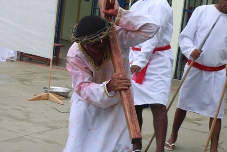 Internos da Penitenciária Irmão Guido apresentam peça teatral da “Paixão de Cristo”