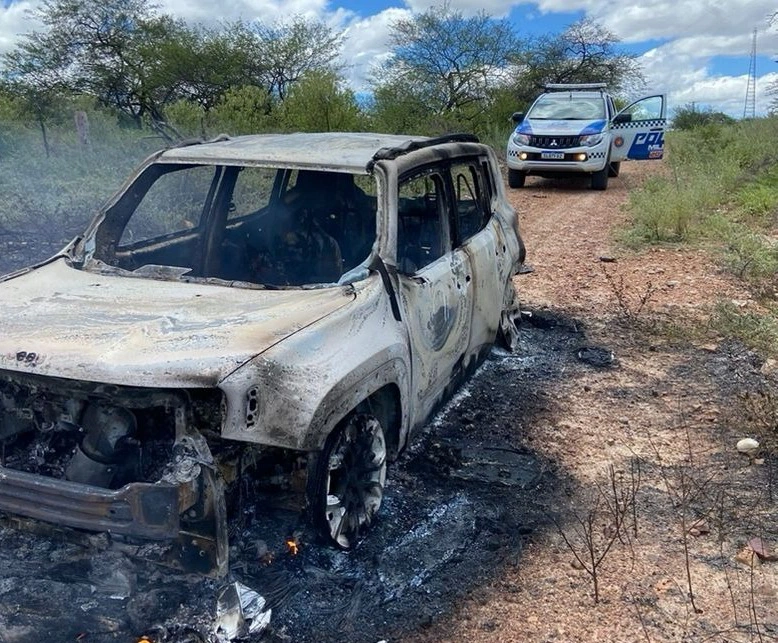 Dois corpos são encontrados carbonizados em carro na cidade de Acauã