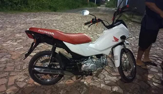 Polícia Militar apreende motocicleta roubada na zona leste da capital