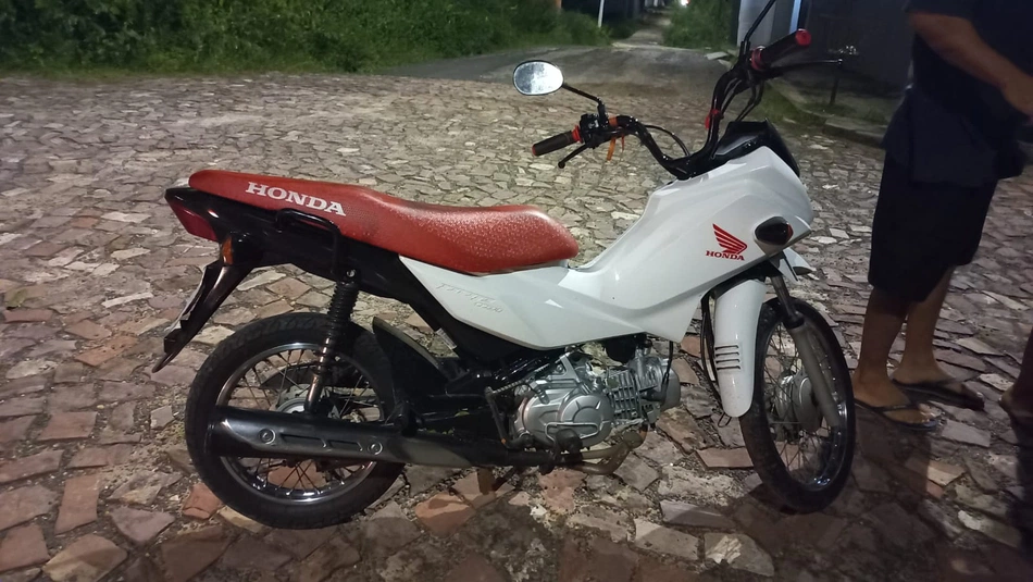 Polícia Militar apreende motocicleta roubada na zona leste da capital