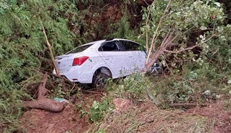 PRF resgata idoso que estava preso às ferragens após tombar carro em Picos