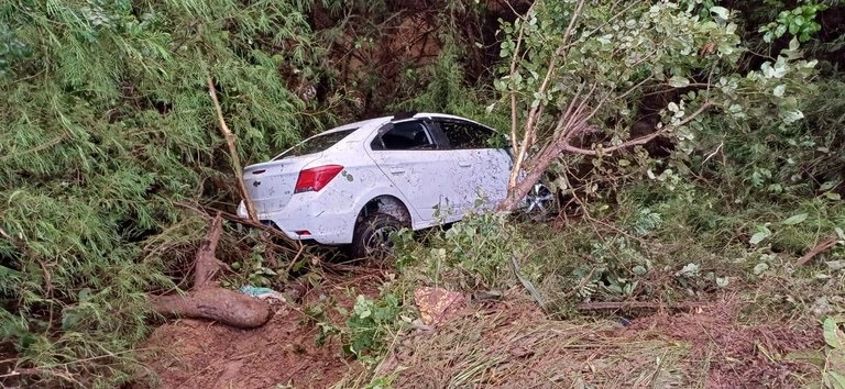 PRF resgata idoso que estava preso às ferragens após tombar carro em Picos