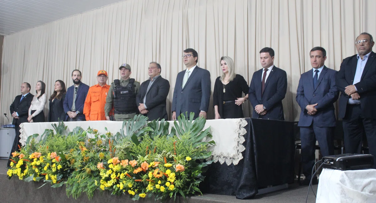 Secretário Chico Lucas entrega medalhas em homenagem aos policiais civis