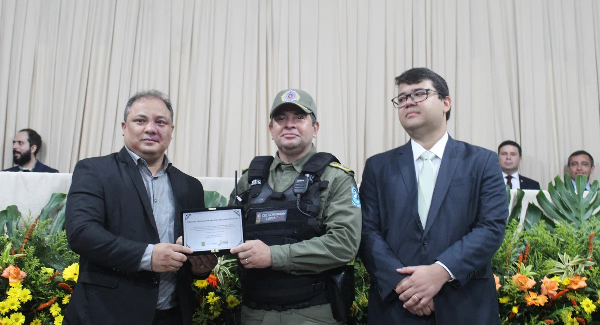 Secretário Chico Lucas entrega medalhas em homenagem aos policiais civis