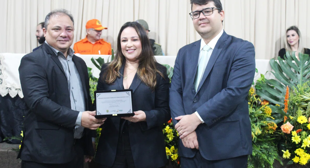 Secretário Chico Lucas entrega medalhas em homenagem aos policiais civis