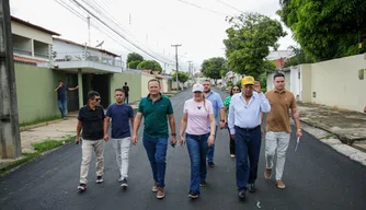 Prefeito de Teresina visita obra de pavimentação asfáltica no bairro Dirceu II.