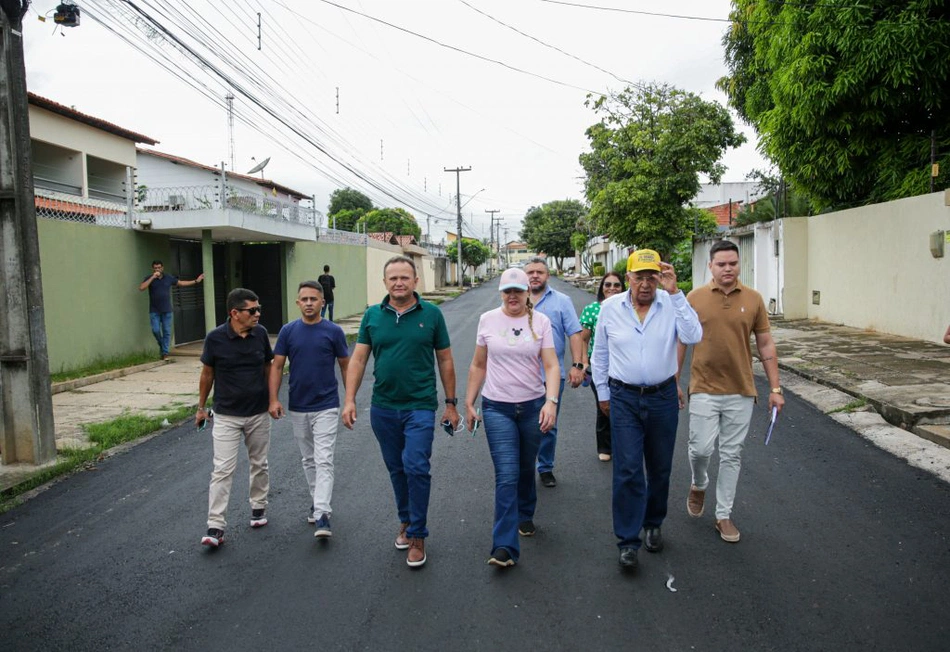 Prefeito de Teresina visita obra de pavimentação asfáltica no bairro Dirceu II.