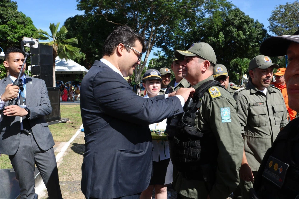 PMPI homenageia policiais e forma turma de oficiais durante solenidade do Dia de Tiradentes