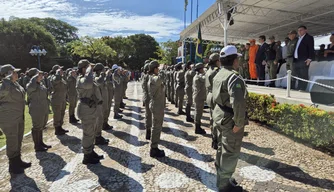 Policiais Militares são homenageados e forma turma de oficiais em solenidade do Dia de Tiradentes