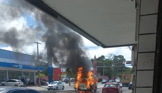 Carro pega fogo no cruzamento das avenidas Presidente Kennedy e Dom Severino