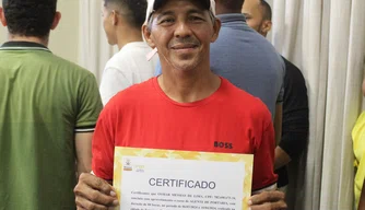 Dr. Pessoa entrega certificados profissionalizantes da FWF