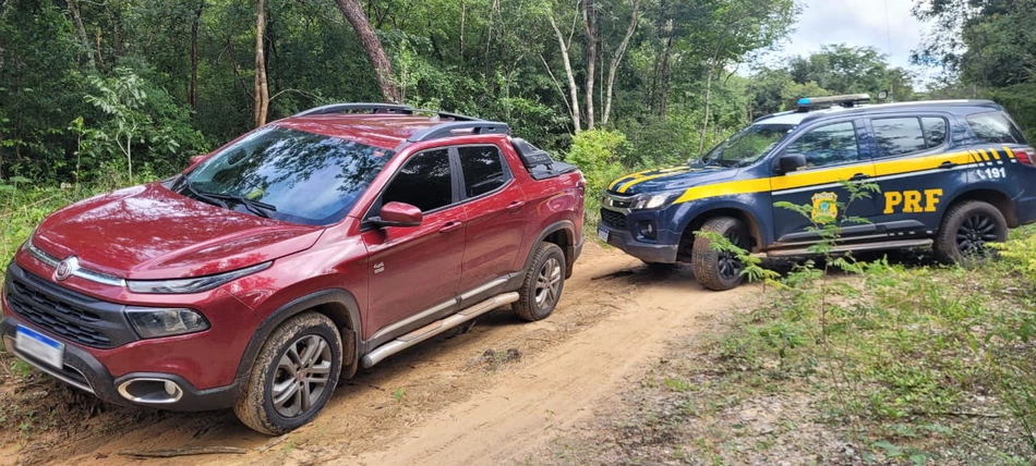 PRF recupera carro roubo na BR 343 em Piripiri