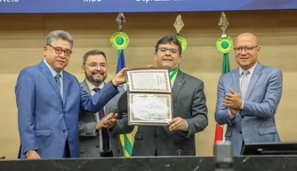 Rafael Fonteles é homenageado pela Alepi com Medalha do Mérito Le