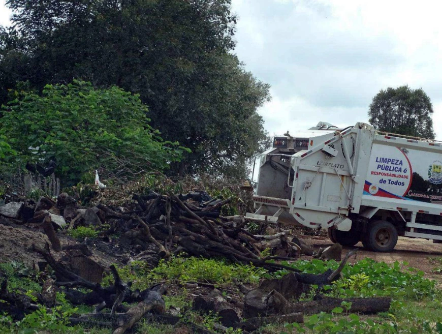 Entrada do lixão obstruída com restos vegetais em Coivaras