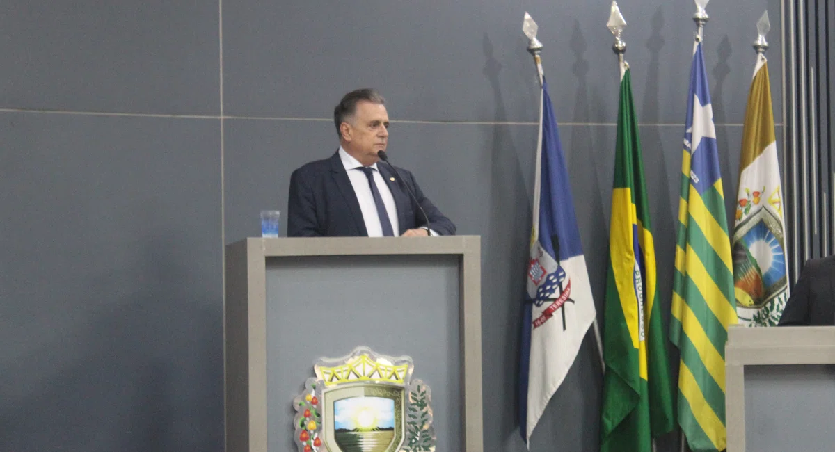 Ministro Carlos Lupi recebe título de cidadão teresinense