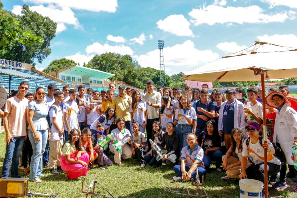 Prefeito de Teresina acompanha o lançamento de foguetes do Programa Cidade Olímpica