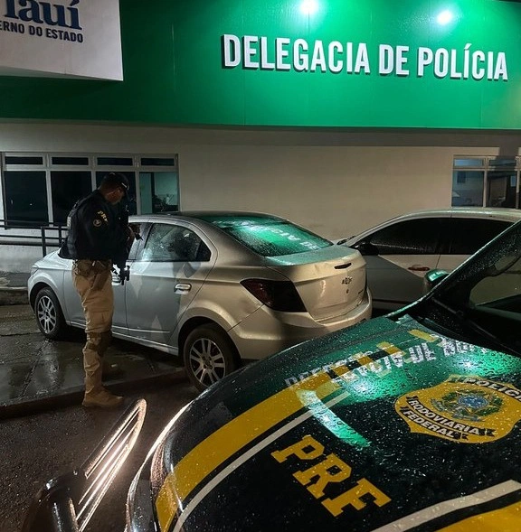 PRF apreende veículo em Teresina