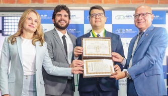 A medalha foi entregue na quinta-feira (23).