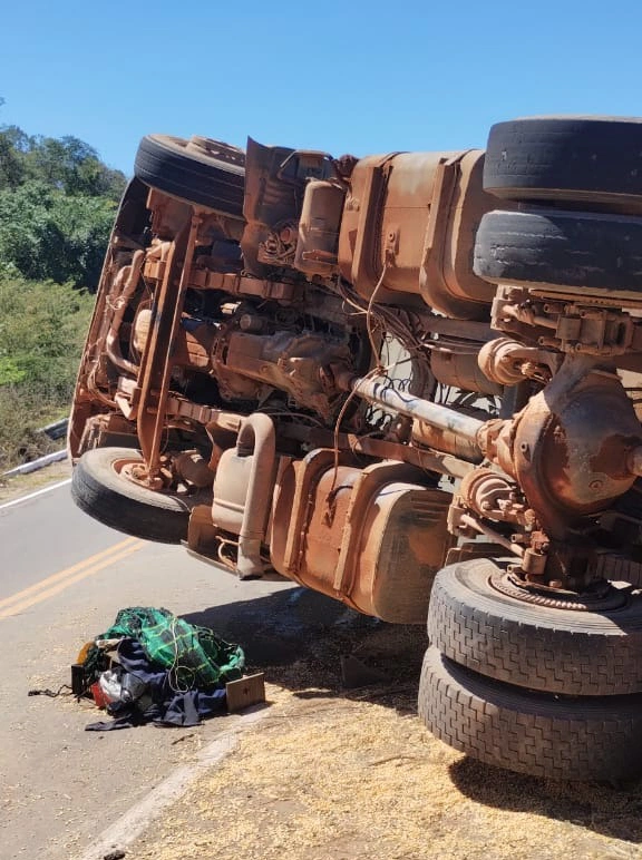 Caminhão carregado de milho tomba na PI 395 em Bom Jesus