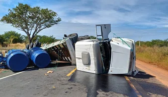 Carreta tombada é removida e trânsito é normalizado na BR 316 em Valença