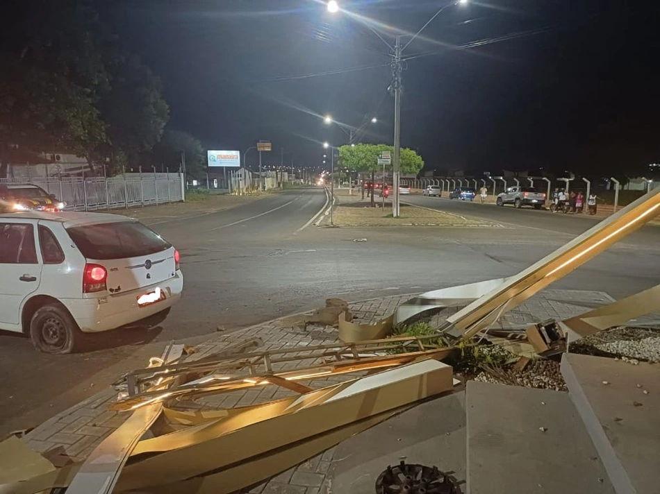 Condutor perde controle de carro e colide contra estrutura em Floriano