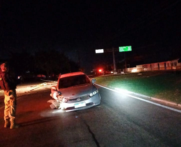 Veículo colide com poste na BR 343  em Parnaíba