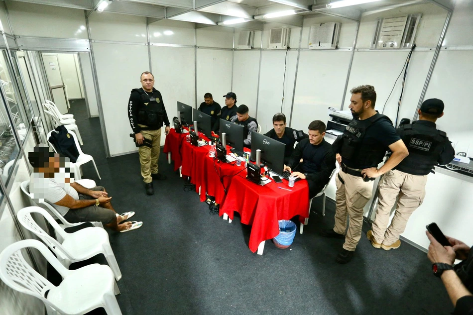 O local conta com a presença de equipes da Polícia Militar, Polícia Civil e Corpo de Bombeiros, garantindo