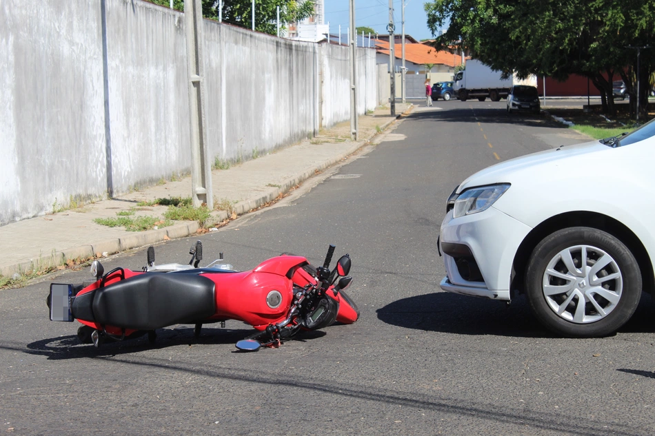 Colisão entre moto e carro