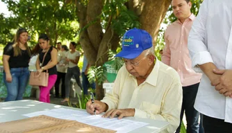 Prefeito de Teresina assina doze ordens de serviço para obras na zona leste