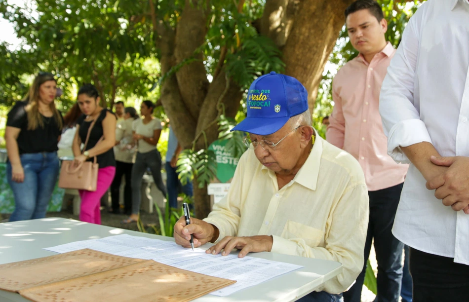 Prefeito de Teresina assina doze ordens de serviço para obras na zona leste