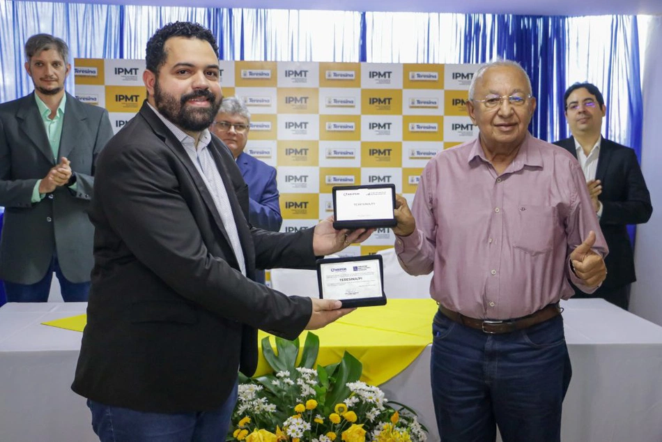 Dr. Pessoa recebe premiação da reforma do prédio do IPMT e assina ordem de serviço