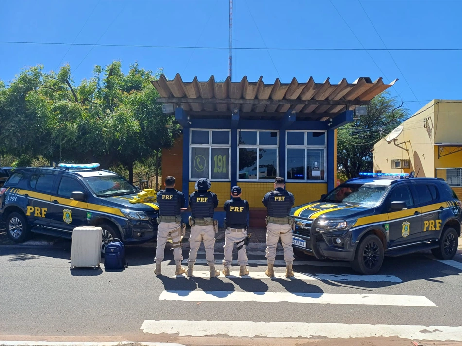 PRF prende jovem com 13 tabletes de cocaína dentro de ônibus em Picos