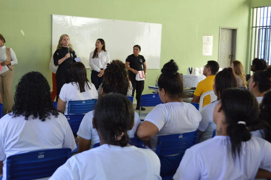 Ex-BBB Gyselle Soares realiza palestra na Penitenciária Feminina de Teresina