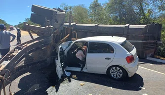 Caminhão carregado com soja tomba e causa colisão entre carro e carreta