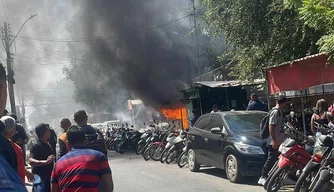 Incêndio em trailer de lanches no Dirceu