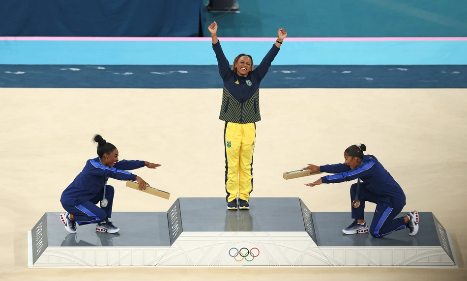 Brasileira brilha ao vencer final de ginástica artística no solo e supera Simone Biles