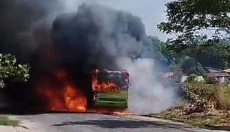 Incêndio destrói ônibus na zona Leste de Teresina