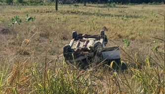 O carro capotou após derrapar, na BR-135