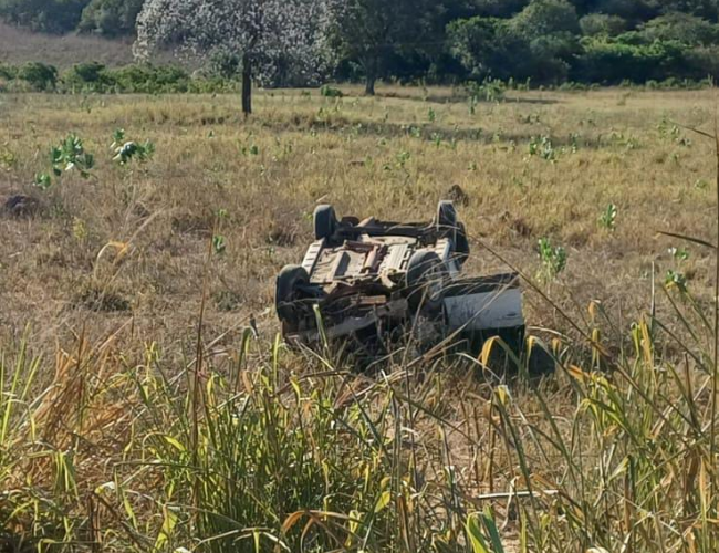 O carro capotou após derrapar, na BR-135