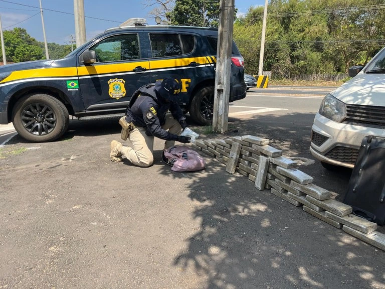 Jovem e idosa são presos com 47 tabletes de maconha em Teresina