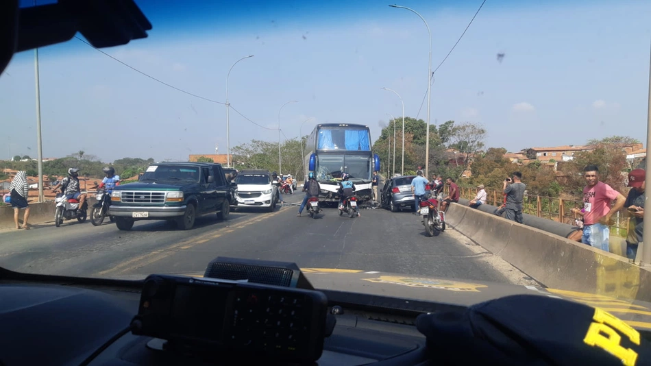 Acidente envolvendo quatro veículos na ponte do Tancredo Neves