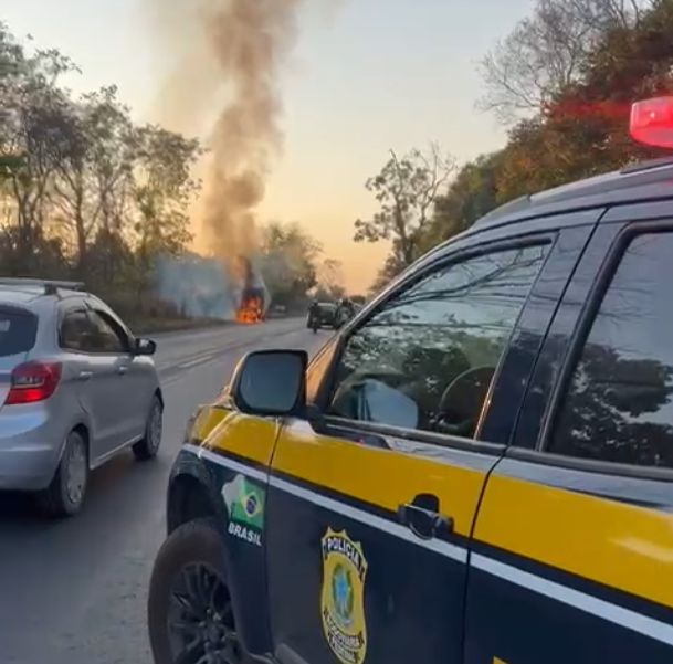 Incêndio em veículo na BR-343