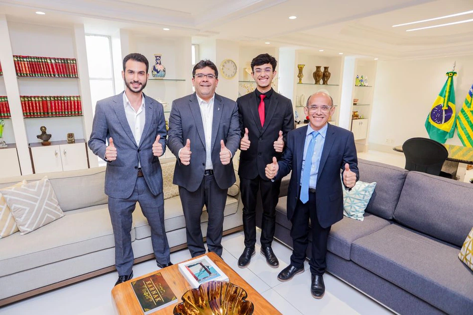 Rafael Fonteles recebe visita de piauiense vencedor do Prêmio Nobel da Ciência Jovem