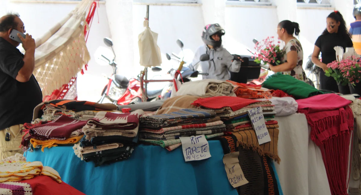 Feira de Artesanato popular na Rua Climatizada