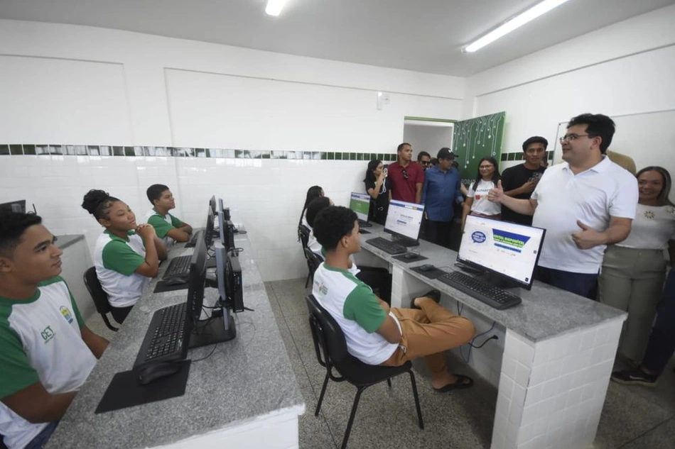 Rafael Fonteles inaugura reforma de escola em Alvorada do Gurguéia