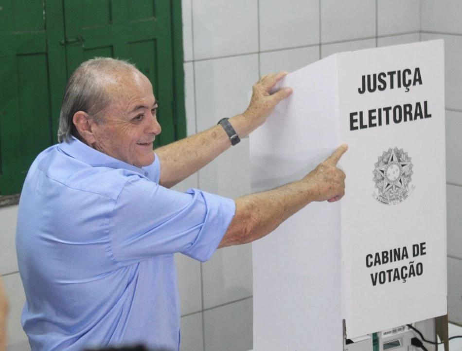 O candidato Sílvio Mendes votou na manhã desse domingo (06)