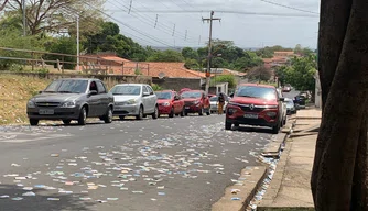 Ruas sujas com "santinhos"