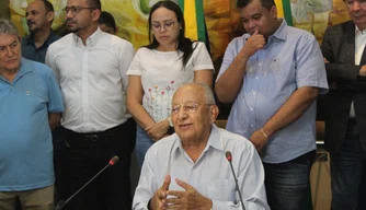 O prefeito realizou a coletiva na manhã desta segunda-feira (07)